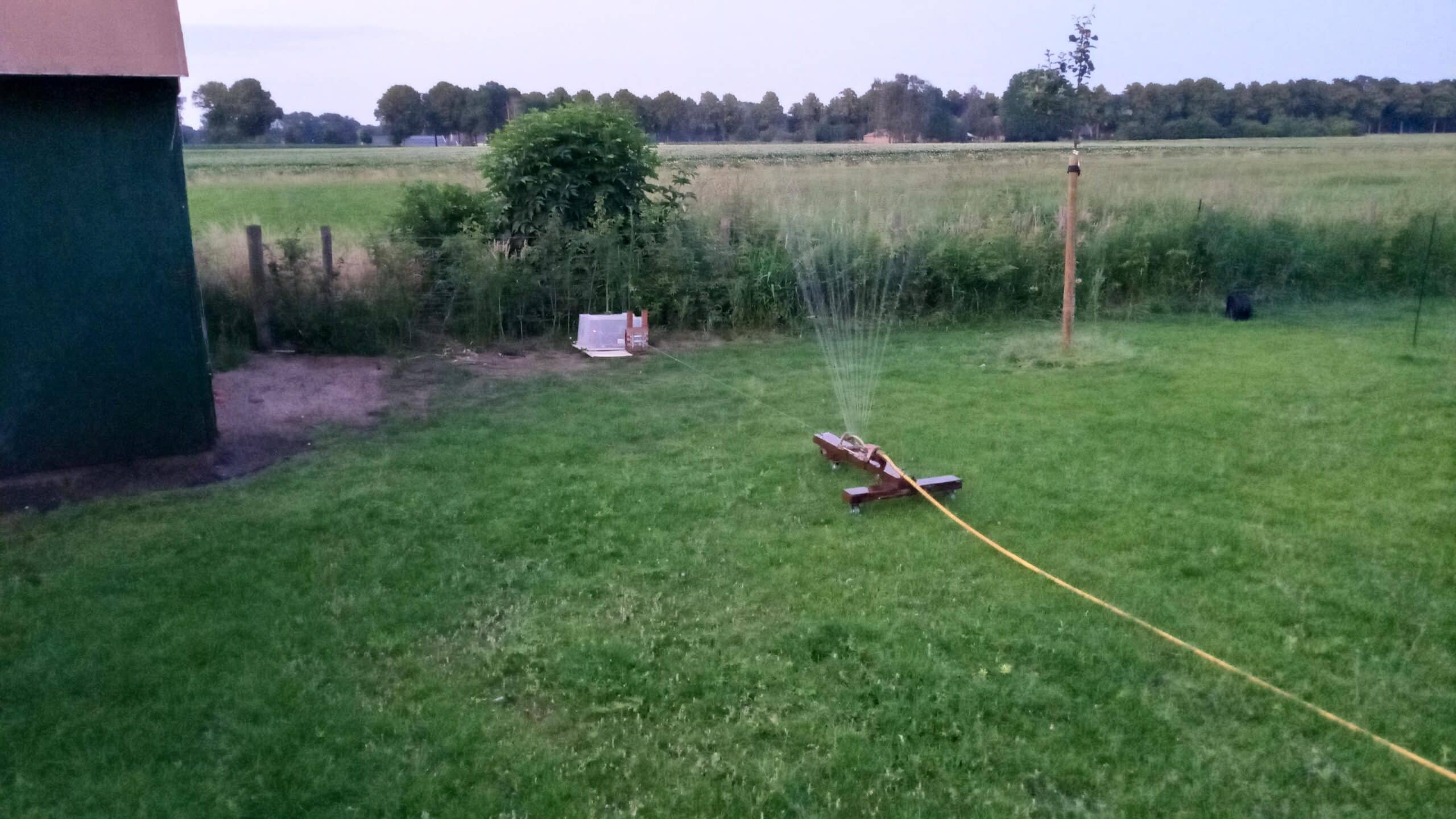 Een pomp besturen en een sproeier op sleeptouw