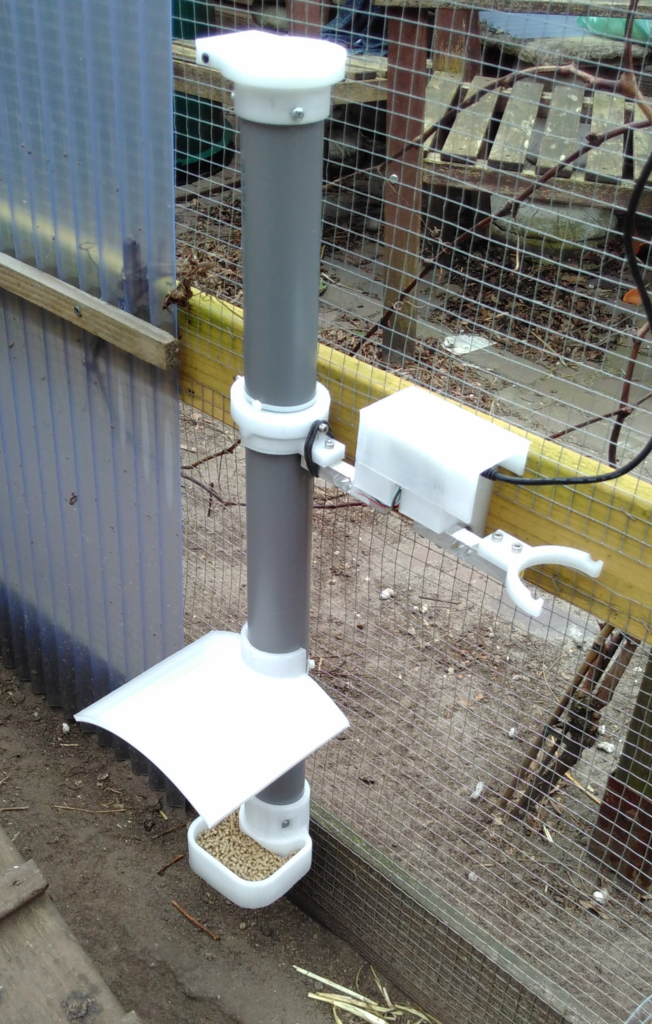 Weegsysteem voor kippenvoer en water.